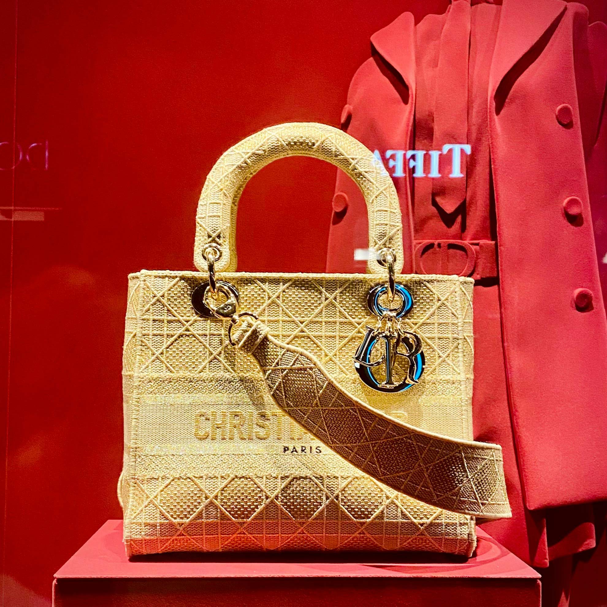 STREETS OF FASHION